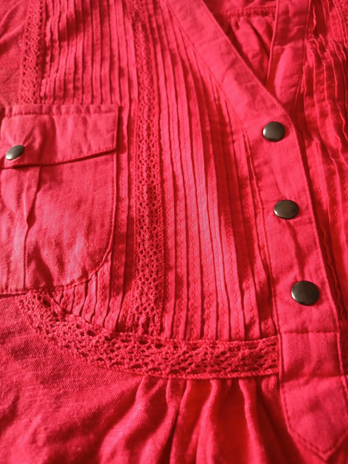 Blusa roja con cuello en V – photo 4